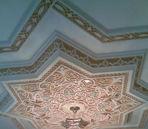 Déco du plafond artisanale au Maroc.jpg