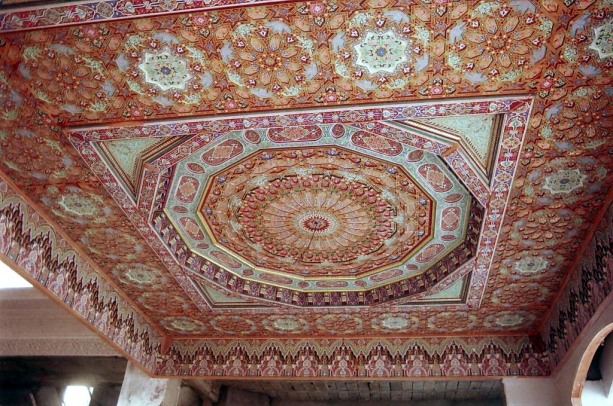 Décoration du plafond artisanale au Maroc.jpg